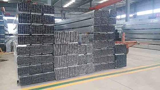 Q345 ST37 GI أنابيب الصلب الملحومة أنبوب الحديد المجلفن المربع