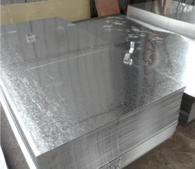 عرض 1500mm بالغمس الساخن لفائف الصلب المجلفن 40g-275g طبقة الزنك
